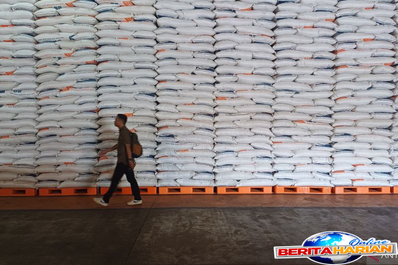 stok beras ri capai 4 juta ton pengamat pr besar menanti bulog