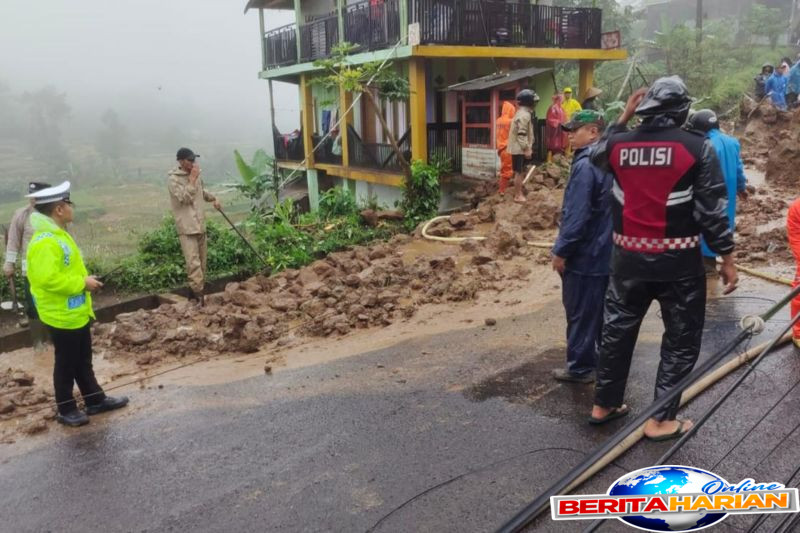 Longsor di Cilawu, Arus Lalu Lintas Dialihkan 1 tanah longsor arus lalin dialihkan hindari longsor di cilawu garut
