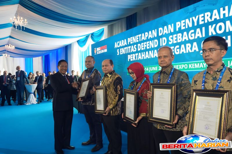 wamenhan ri serahkan sertifikat komponen pendukung pertahanan negara ke defend id