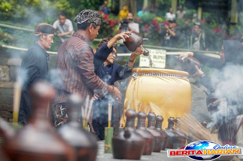 warga mojokerto jaga kelestarian sumber air lewat tradisi unduh petirtaan jolotundo