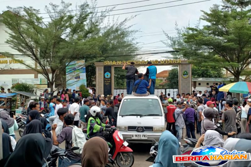 Penduduk Protes Hasil Seleksi Siswa Baru di SMAN 3 Cikarang Utara 1 warga unjuk rasa protes hasil spmb sman 3 cikarang utara