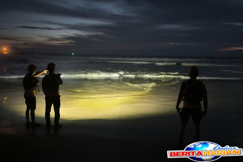 basarnas cari mahasiswa hilang terseret ombak di pantai lhoknga aceh