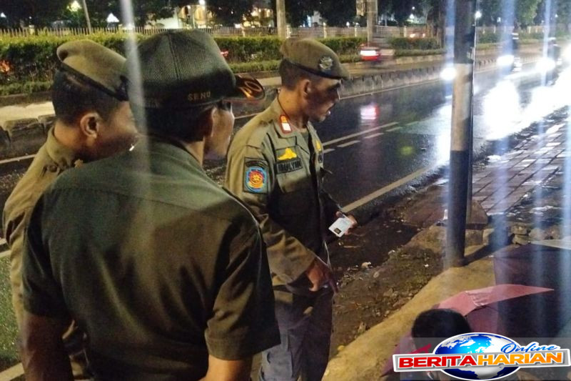 dua wanita ditemukan sedang mangkal di tembok bolong jatinegara
