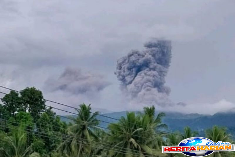 gunung dukono di malut kembali erupsi semburkan abu setinggi 11 km