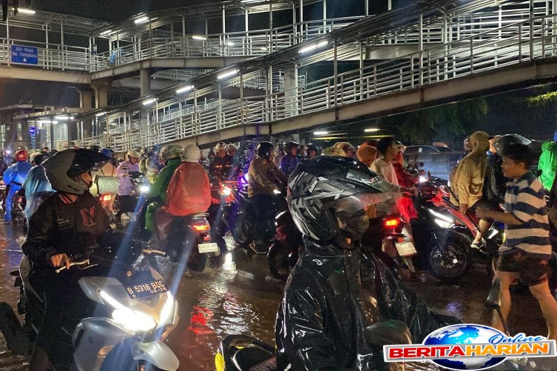 Pengendara di Daan Mogot Jakbar Melawan Arah untuk Menghindari Banjir 1 hindari banjir pengendara berbondong lawan arah di daan mogot jakbar