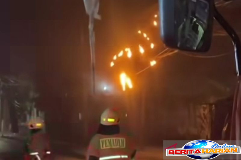 kabel udara terbakar di jalan semanan raya jakarta barat