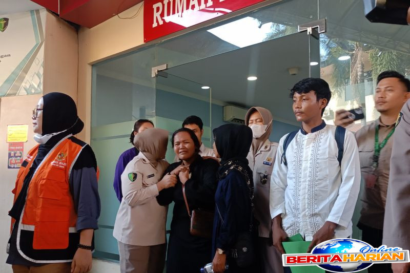 Tangis Keluarga Korban Kebakaran Tebet Saat Menerima Jenazah 2 keluarga korban kebakaran tebet menangis saat terima jenazah