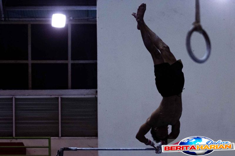melihat latihan fisik atlet senam yang disiapkan untuk berlaga di sea games 2025