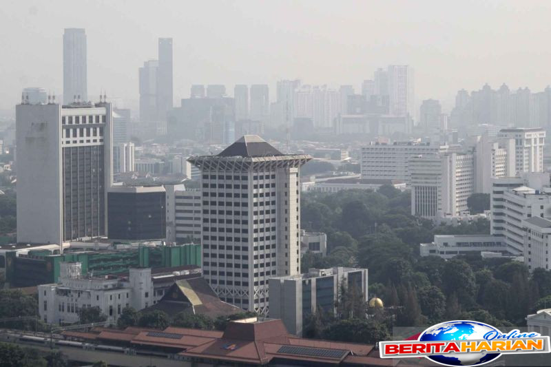 pakai masker kualitas udara jakarta terburuk ketiga di dunia