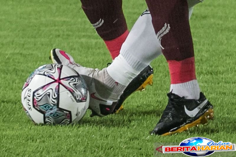 psg bidik bek muda potensial valencia yarek gasiorowski