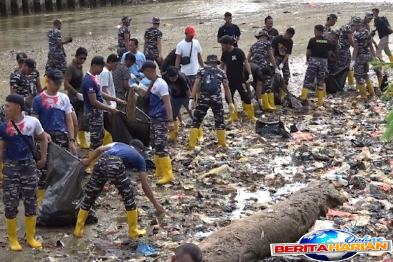 satgas trisila tni al gelar aksi bersih sampah di kali anafre jayapura
