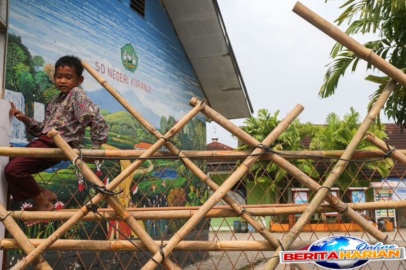 sd negeri kuranji ditutup bambu aktifitas belajar siswa terganggu