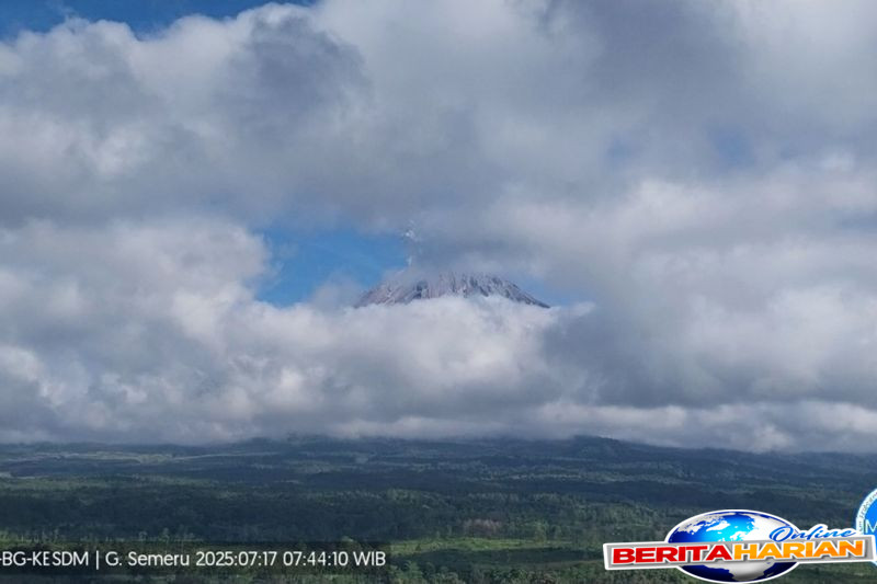 semeru dua kali erupsi dengan tinggi letusan hingga 1000 meter