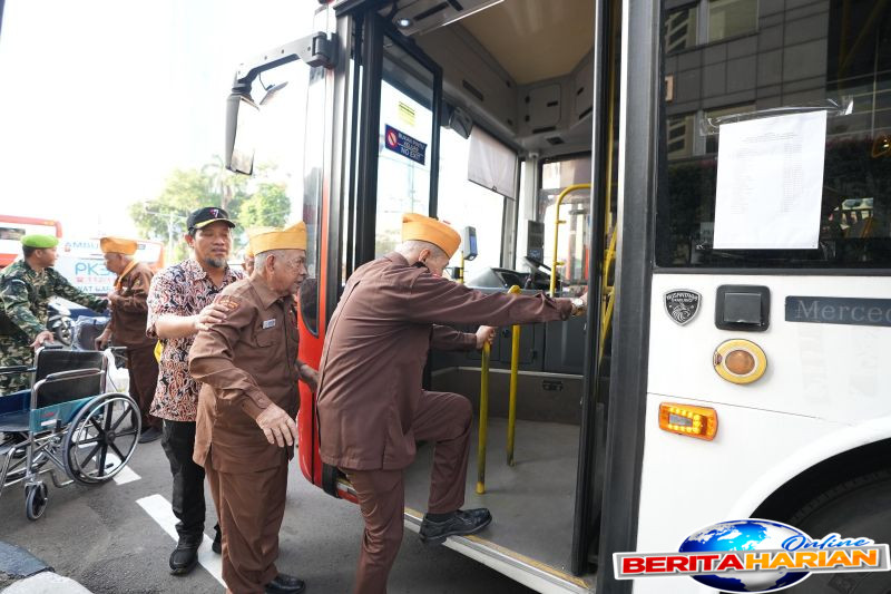 500 veteran kemerdekaan diajak keliling kota gunakan transjakarta