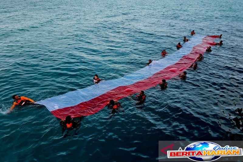 berkolaborasi kibarkan bendera raksasa jaga indonesia di ujung utara