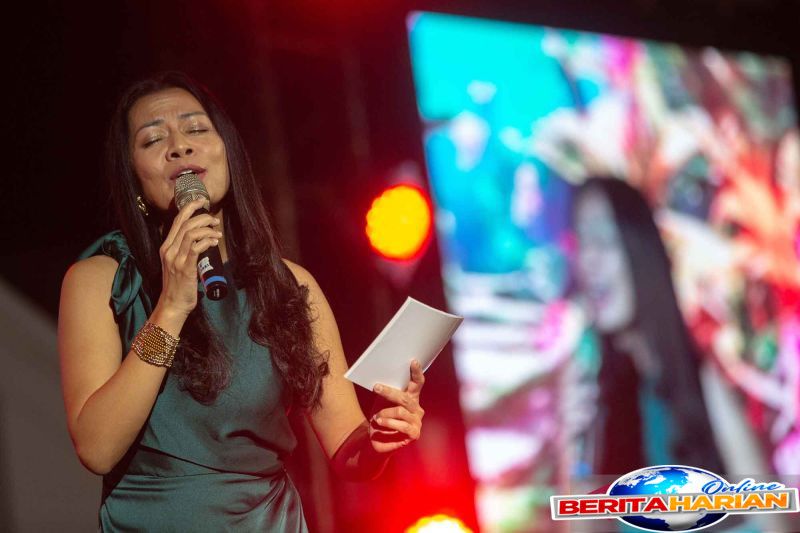 dee lestari tampil dengan musikalisasi puisi di festival sastra yogyakarta