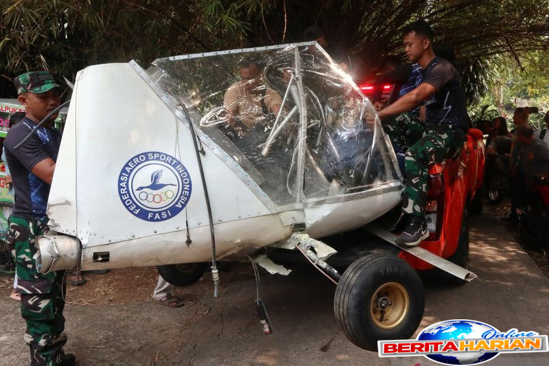 evakuasi bangkai pesawat latih di bogor