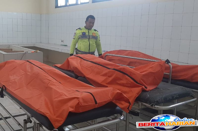 Kecelakaan di Tol Cipali Tewaskan Tiga Orang, Polisi Lakukan Penanganan 1 polisi tangani kecelakaan di tol cipali sebabkan tiga orang tewas