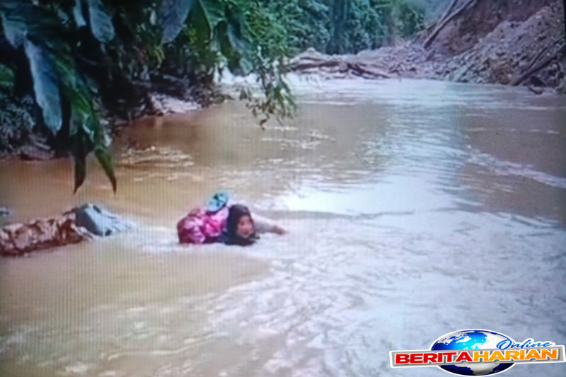 Bidan Berani Menyeberangi Sungai Demi Merawat Pasien di Pasaman 1 seorang bidan nekat arungi sungai untuk obati pasien di pasaman