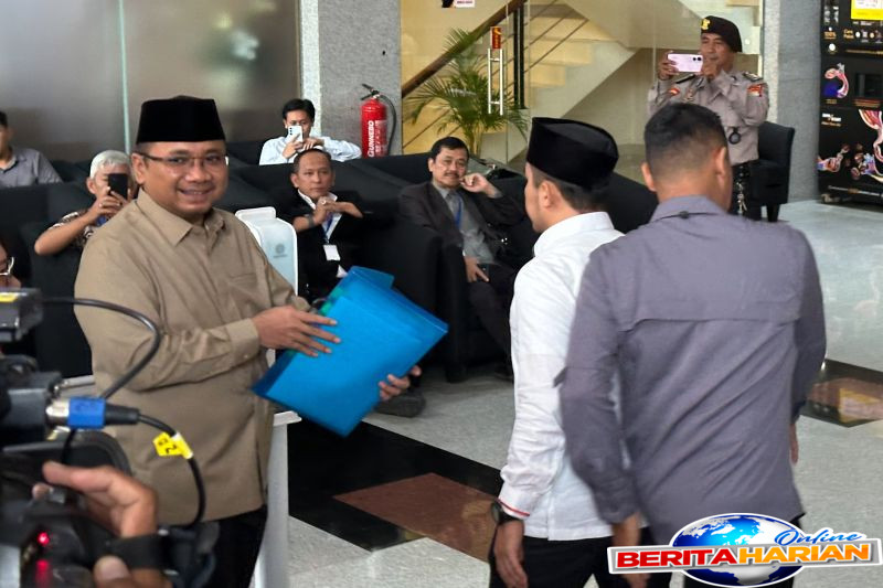 yaqut cholil qoumas tiba di gedung merah putih kpk